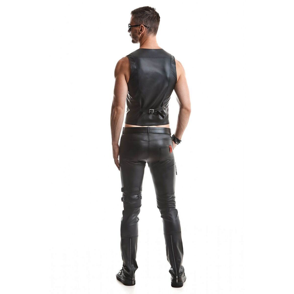 RFP Weste Olivero – Schwarze Herren Weste aus Wetlook mit Steppung & verstellbarem Gürtel.