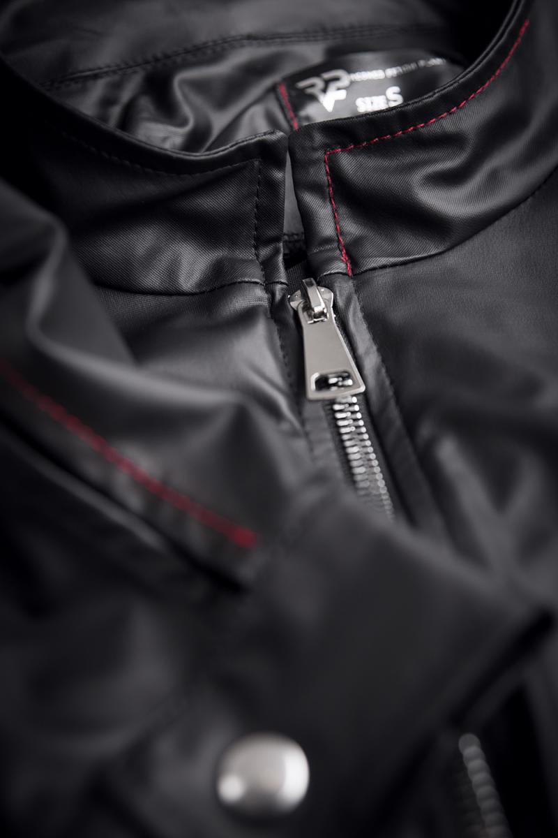 Nahaufnahme Wetlook-Material und rote Kontrastnähte der Jacke RMGiorgio001