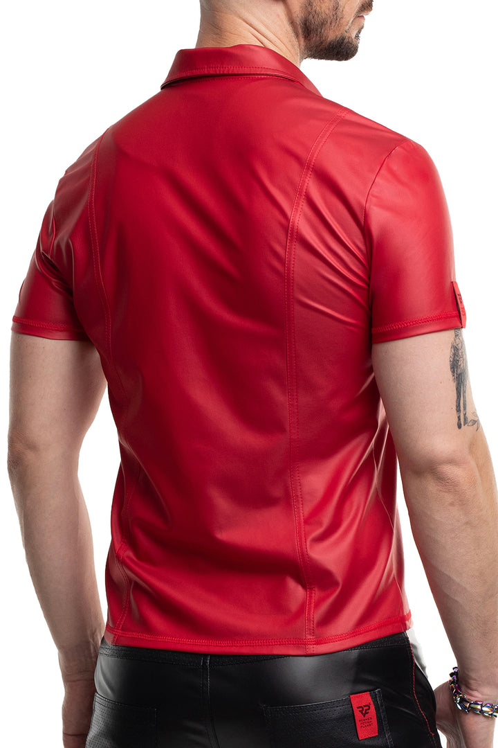 Rückseite des roten Wetlook Polo-Shirts mit figurbetonenden Nähten
