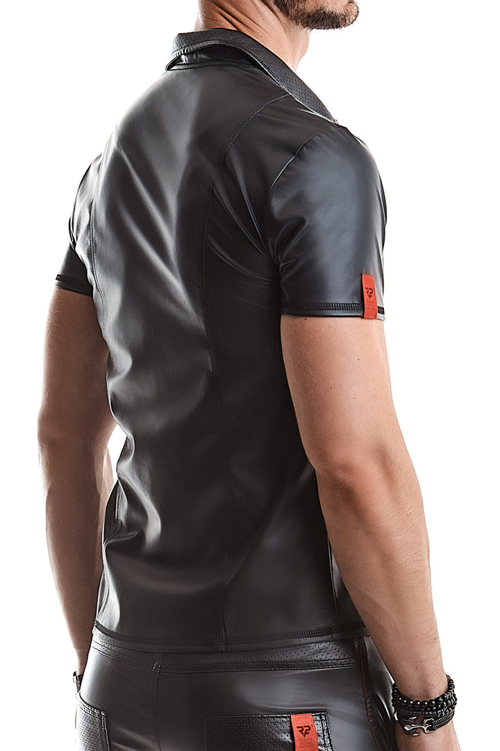 Rückseite des Poloshirts mit figurformenden vertikalen Nähten