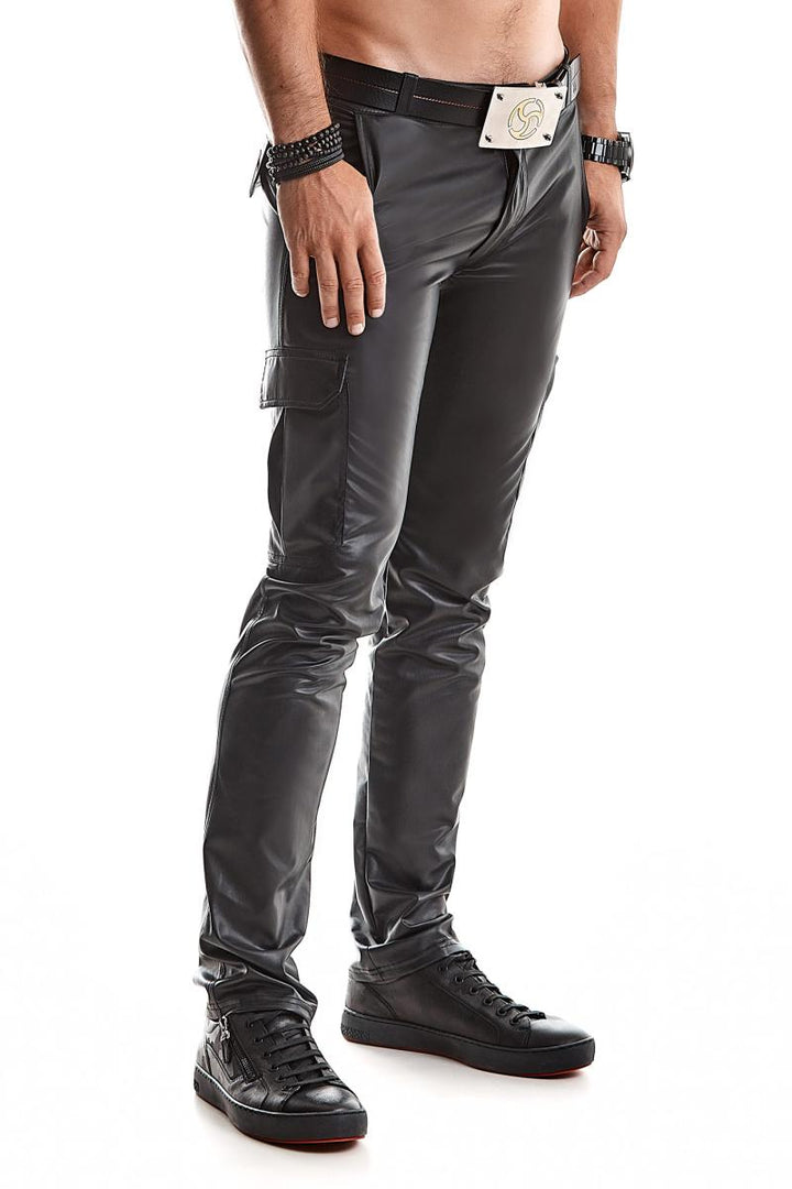 Extravagante schwarze Herren Wetlook-Cargohose von Regnes Fetish Planet im lässigen 6-Pocket-Stil mit aufgesetzten Oberschenkeltaschen und geradem Beinverlauf, getragen von einem Modell.