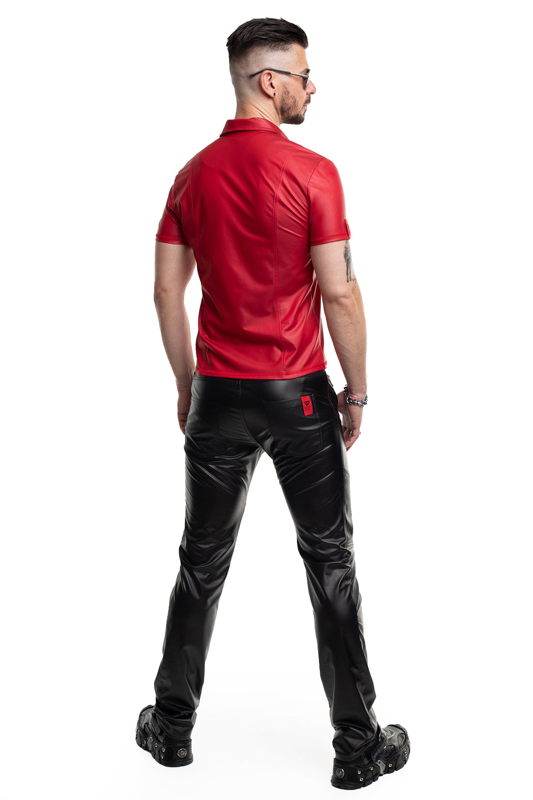 Komplettansicht Polo-Shirt RMMauricio001 – rotes Wetlook mit Kragen