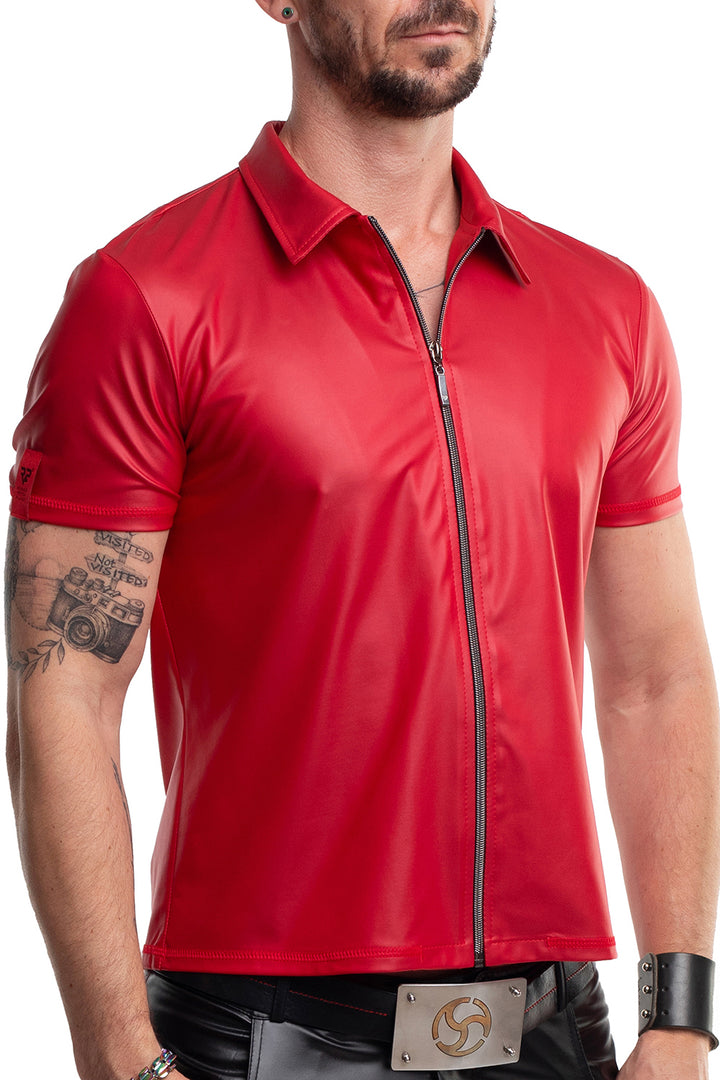 Shirt vorne
Rotes Wetlook Polo-Shirt Slim-Fit mit Reißverschluss von Regnes Fetish Planet