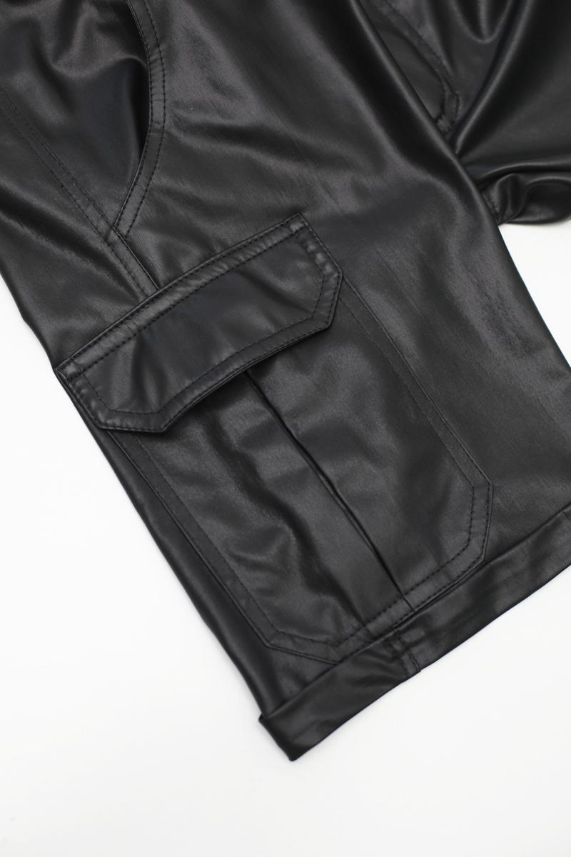 Nahaufnahme des Logos, Nahtdetails und Wetlook-Struktur an der Hüfte