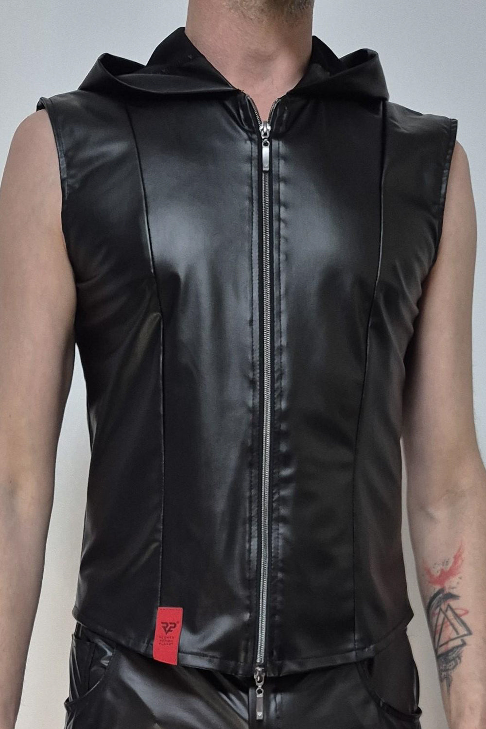Schwarze Wetlook-Weste RMDario001 mit Kapuze und 2-Wege-Reißverschluss