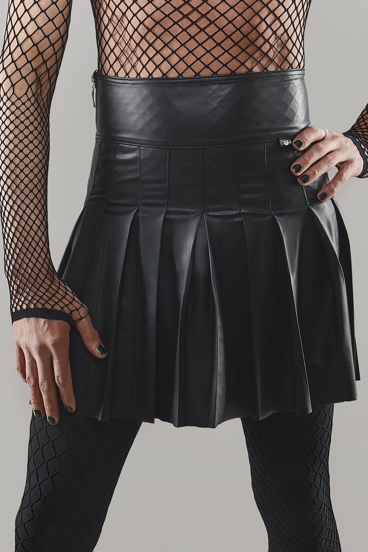Schwarzer Wetlook Herrenrock mit hoher Taille und Falten von Regnes Fetish Planet