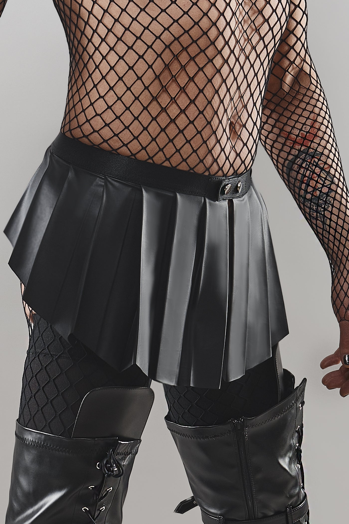 Schwarzer Wetlook-Plissee Minirock mit Druckknöpfen von Regnes Fetish Planet