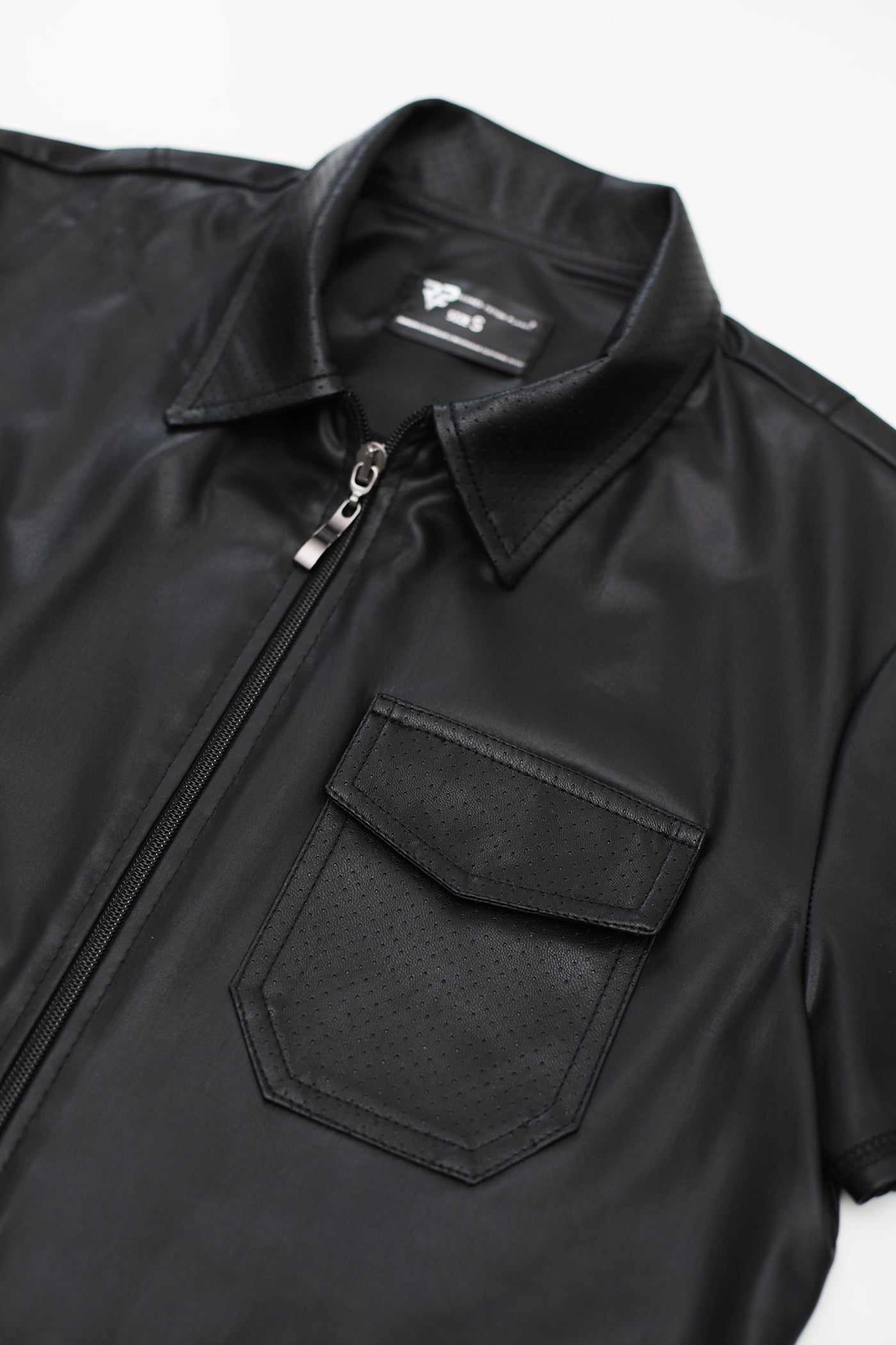 Fetish Shirt mit dekorativen Nähten und hochwertiger Verarbeitung