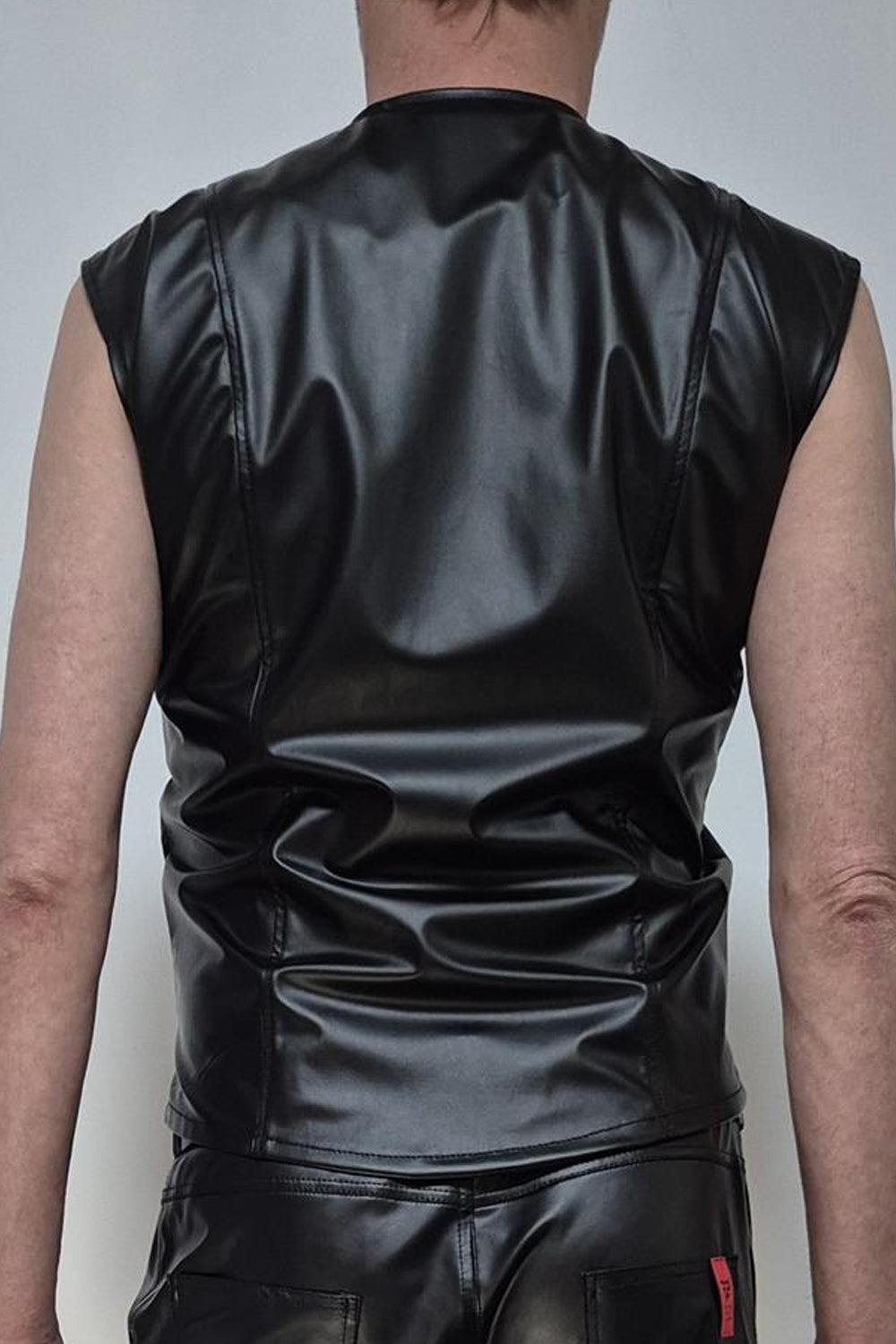 Gravierte RFP-Logos auf den silberfarbenen Zippern der Weste