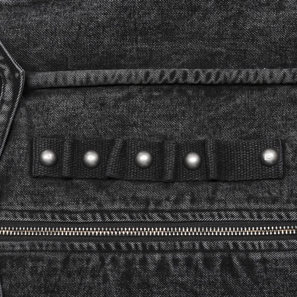 Detailaufnahme des markanten Zippers mit Anhänger