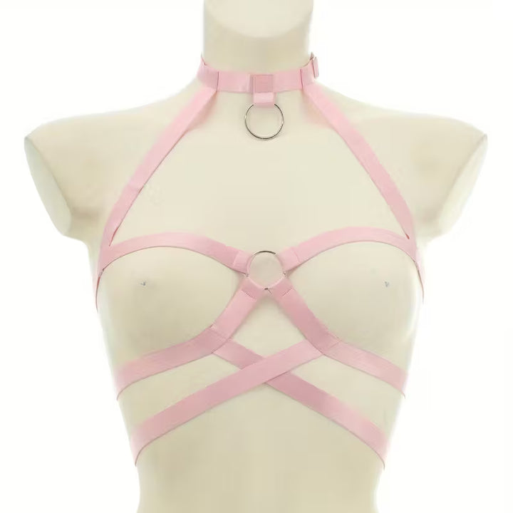 Rosa verstellbarer Cage-Harness mit Ring-Detail im Y2K Stil – Frontansicht