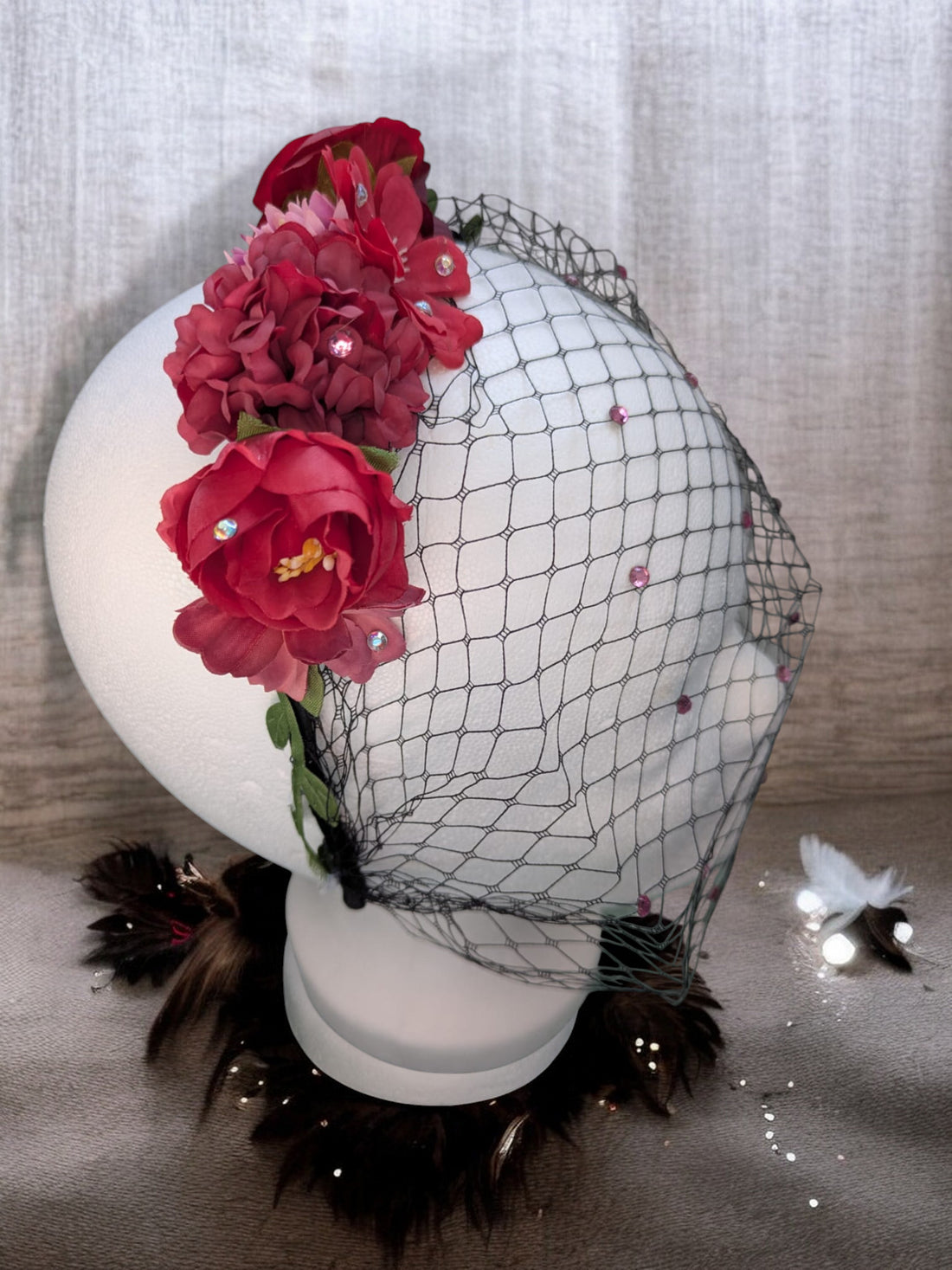Sin in Bloom – Roter Fascinator mit Schleier und Glitzerblüten