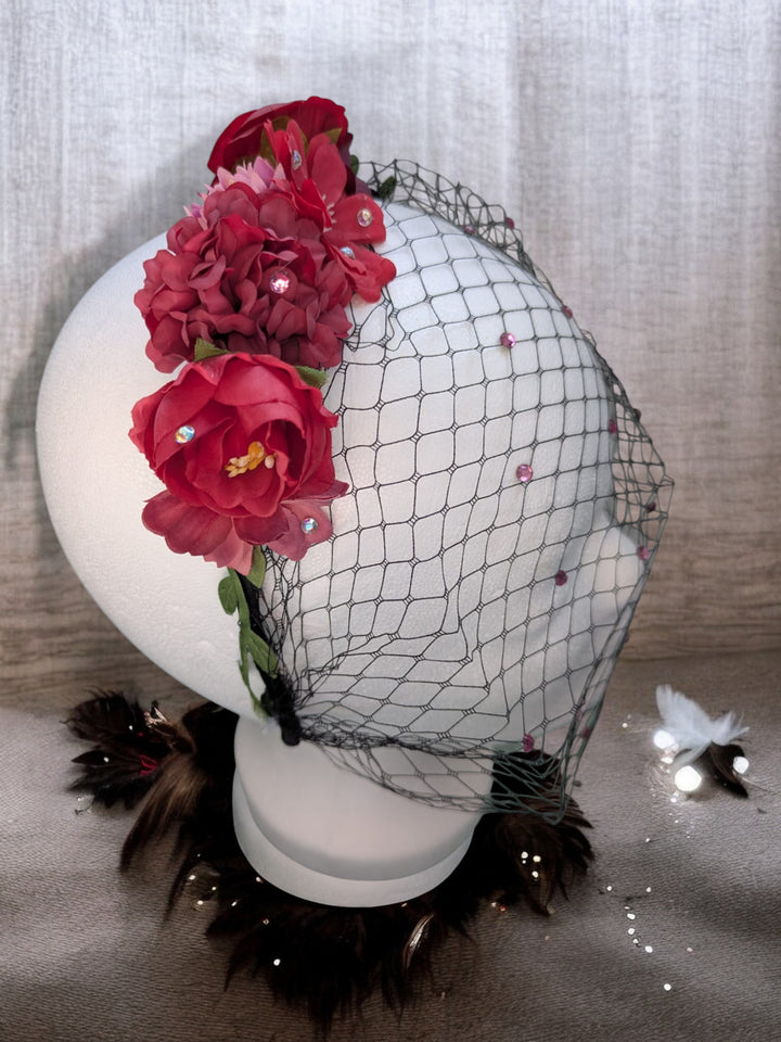 Sin in Bloom – Roter Fascinator mit Schleier und Glitzerblüten