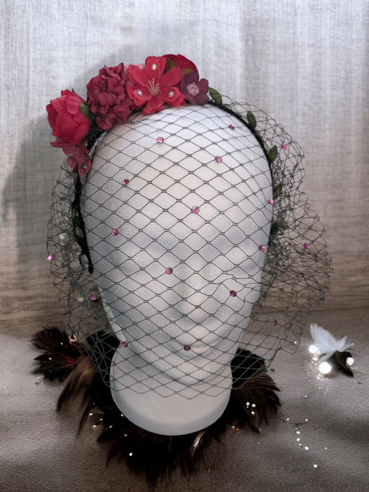 Sin in Bloom – Roter Fascinator mit Schleier und Glitzerblüten