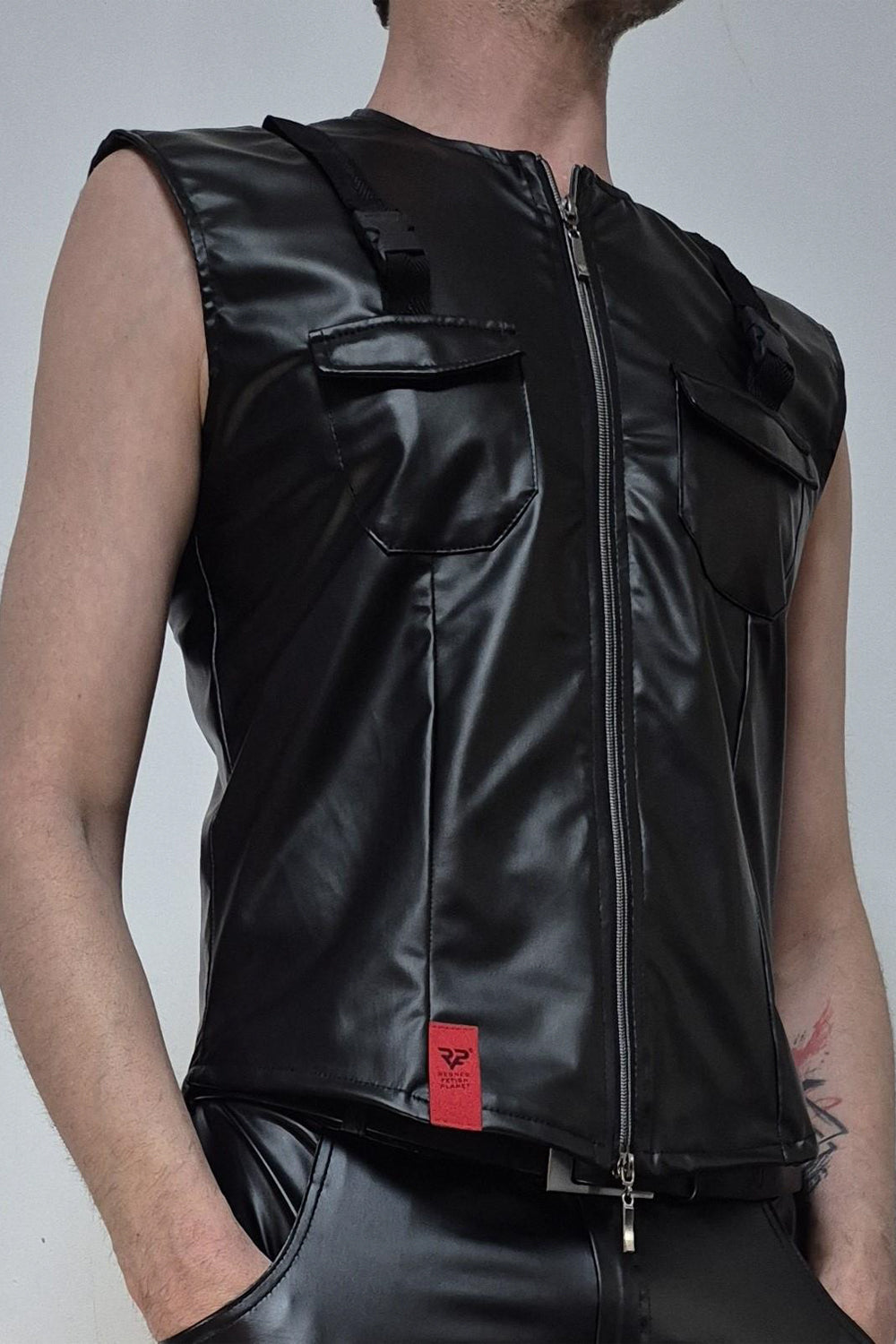 Alcantara-Label mit RFP-Logo und roten Nähten als Design-Detail