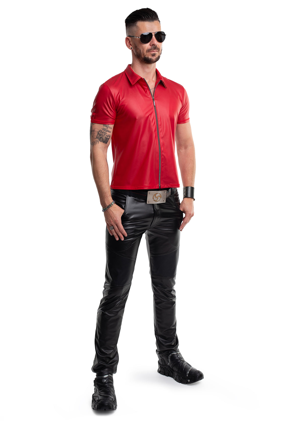 Enganliegendes Polo-Shirt in Rot – feurig glänzender Wetlook mit Kragen