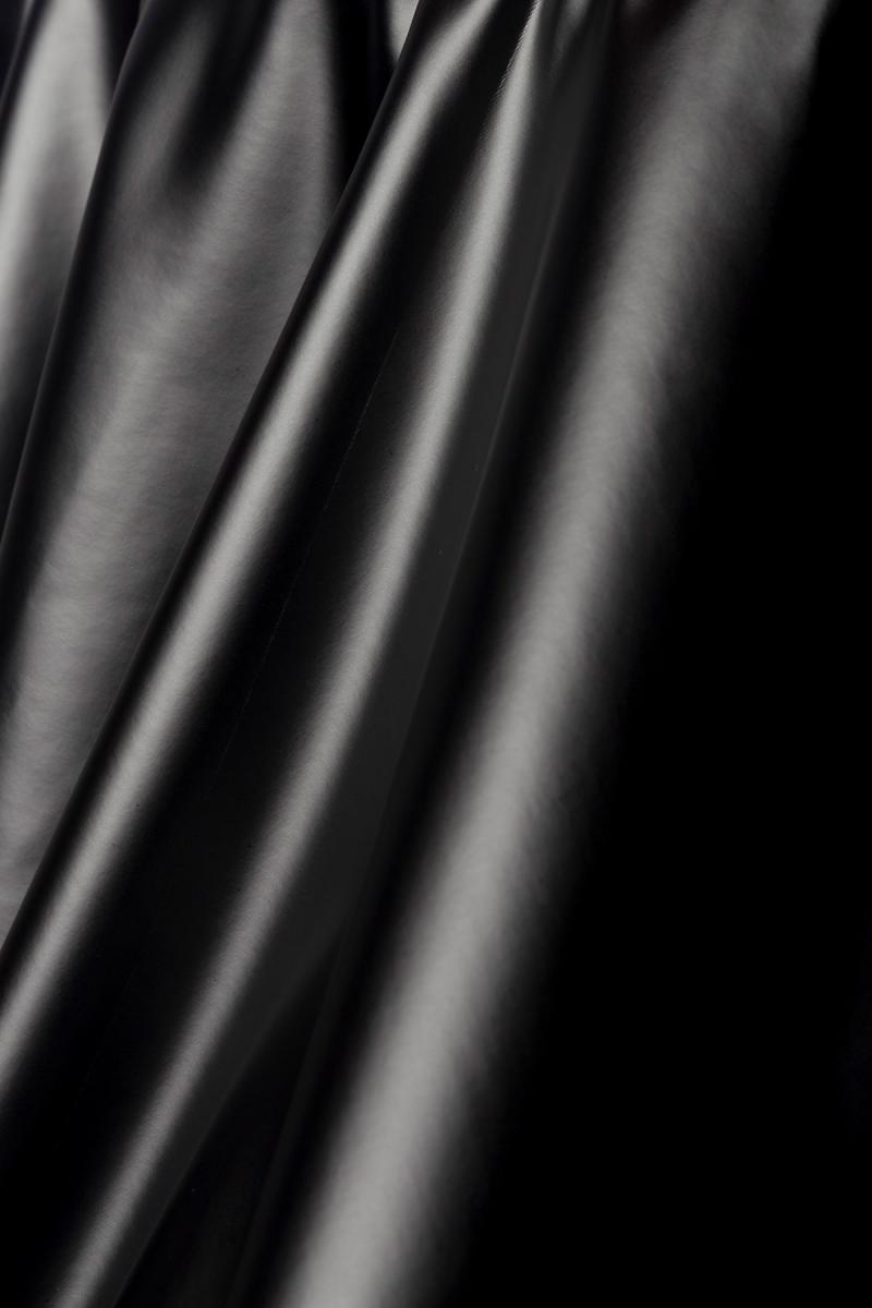 Elastischer Wetlook-Minirock mit ausgestelltem Schnitt