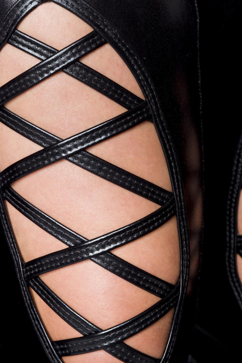 Beinstulpen mit Cut-Outs & Clip-Straps – Detailaufnahme des Sets im Styling-Look