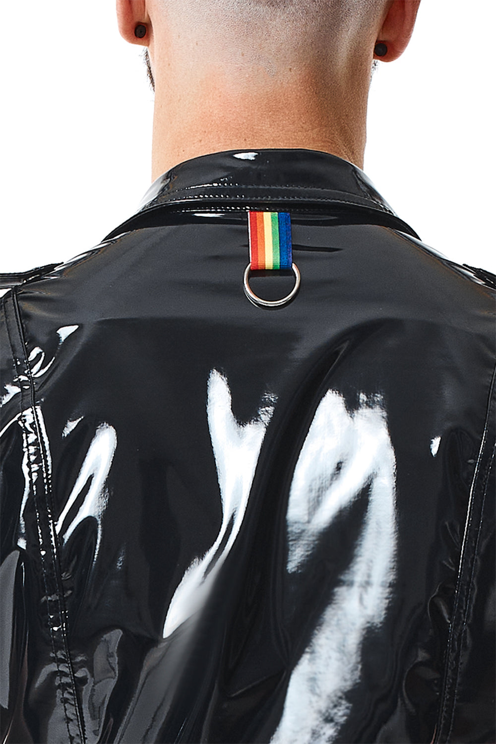 Detailaufnahme von Kragen und Schulterklappen mit Rainbow-Elementen