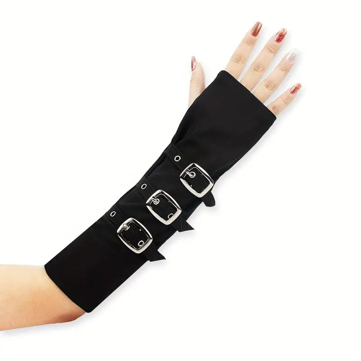 Fingerlose schwarze Armstulpe mit silbernen Schnallen im Gothic-Stil