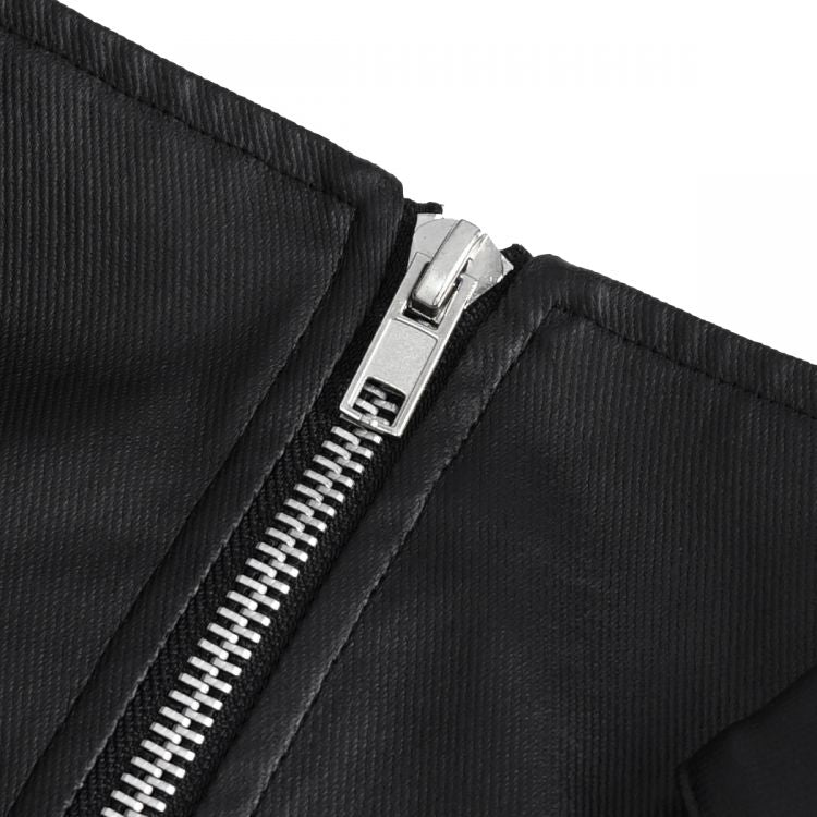 Kilt getragen über enger Hose für urbanen Gothic-Look