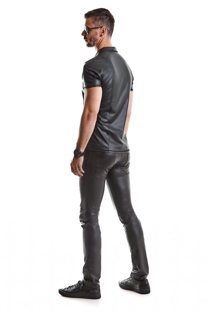 Schwarzes Herren-Poloshirt aus Wetlook seitlich getragen – betont Taille und Brust