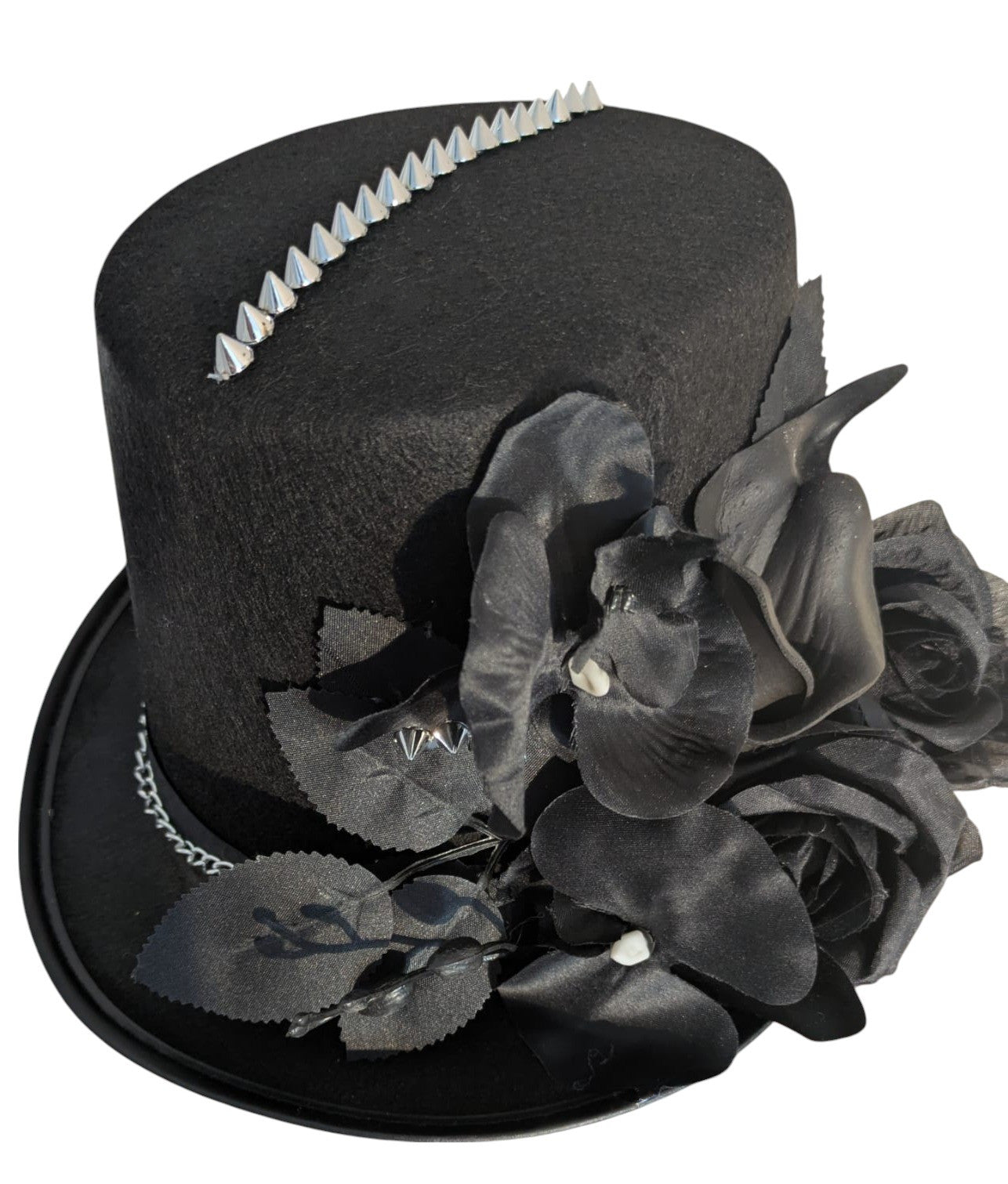 Handgefertigter Gothic-Zylinder „Shadow Horns“ mit Hörnern und silbernen Nieten – Vorderansicht