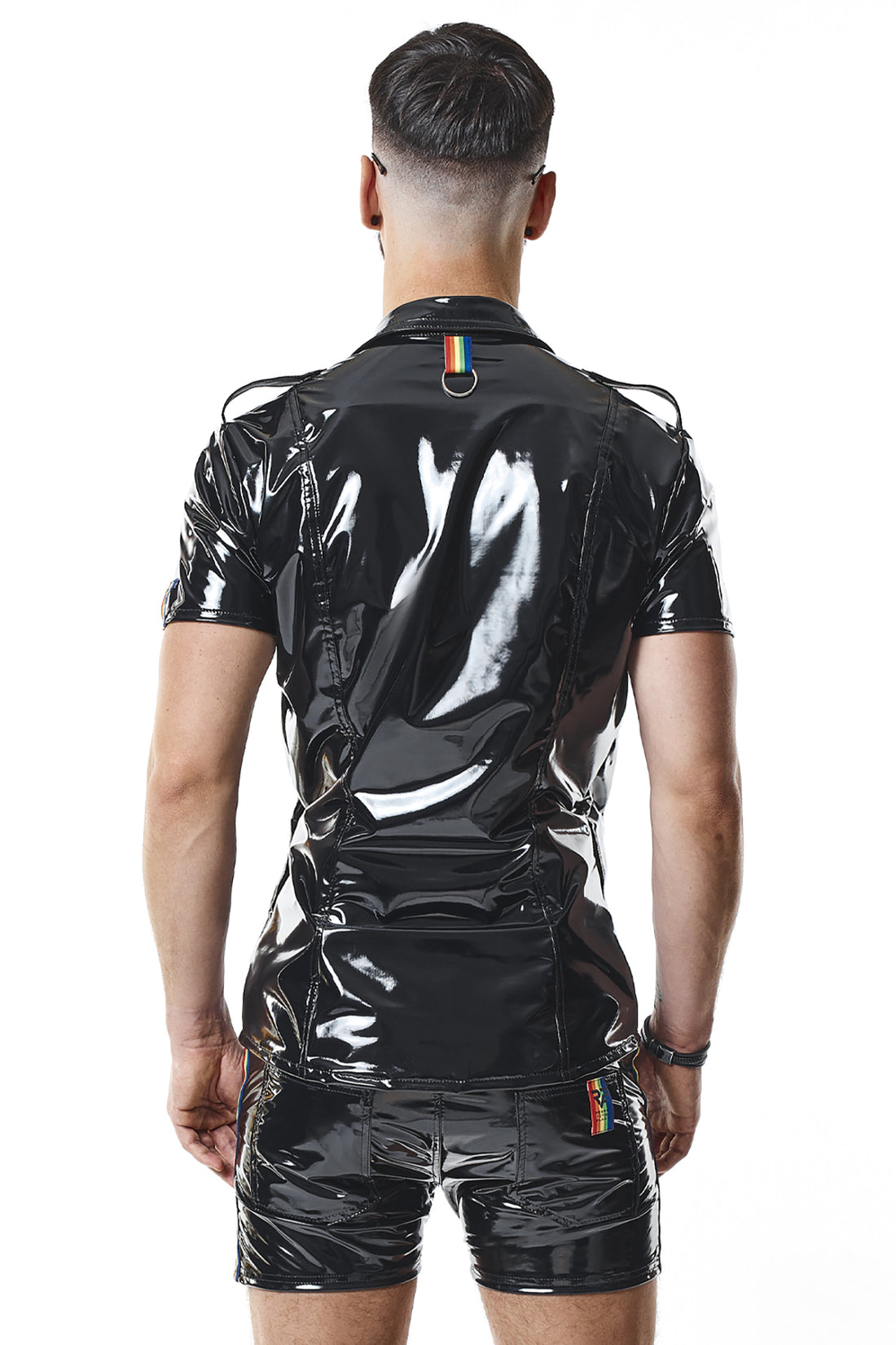 Eng anliegender Schnitt des Lack-Hemds betont Taille und Brust