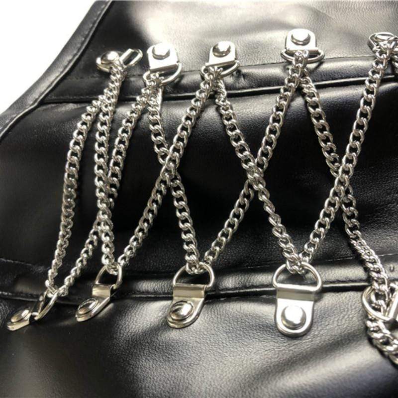 Nahaufnahme der Kunstleder-Struktur mit glänzenden Metall-Details