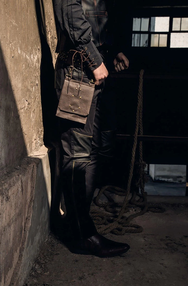 Brauner Steampunk Hüftgürtel mit Tasche, Patronenhülsen und Ketten – Frontansicht