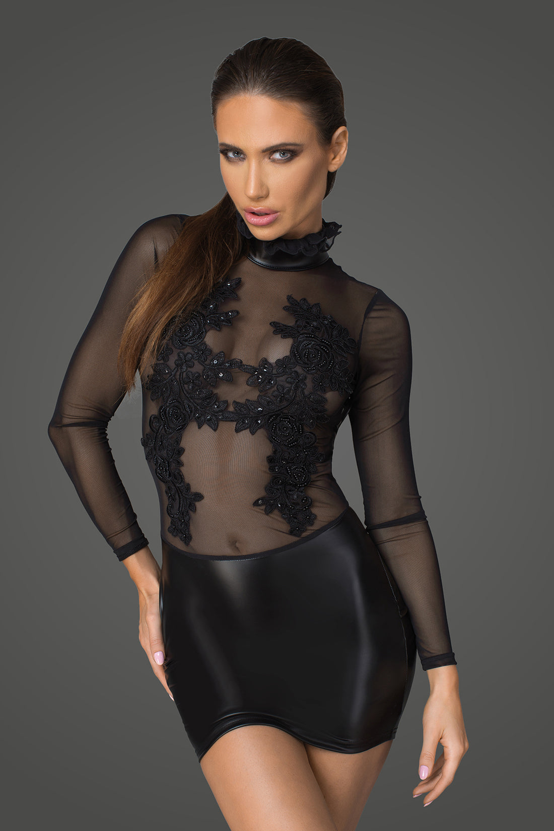 Eleganter Stehkragen mit Hakenverschluss – Detailansicht F142 Minikleid