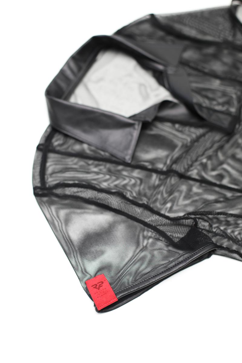 Close-up des elastischen Mesh-Materials auf der Haut