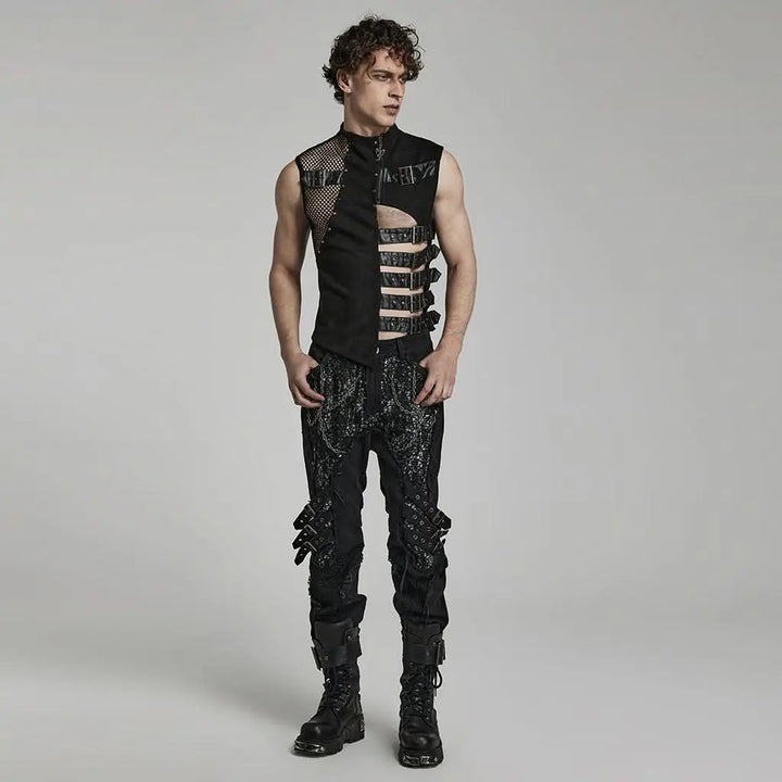 Weste kombiniert mit schwarzer Hose und Boots für Festival- oder Club-Look