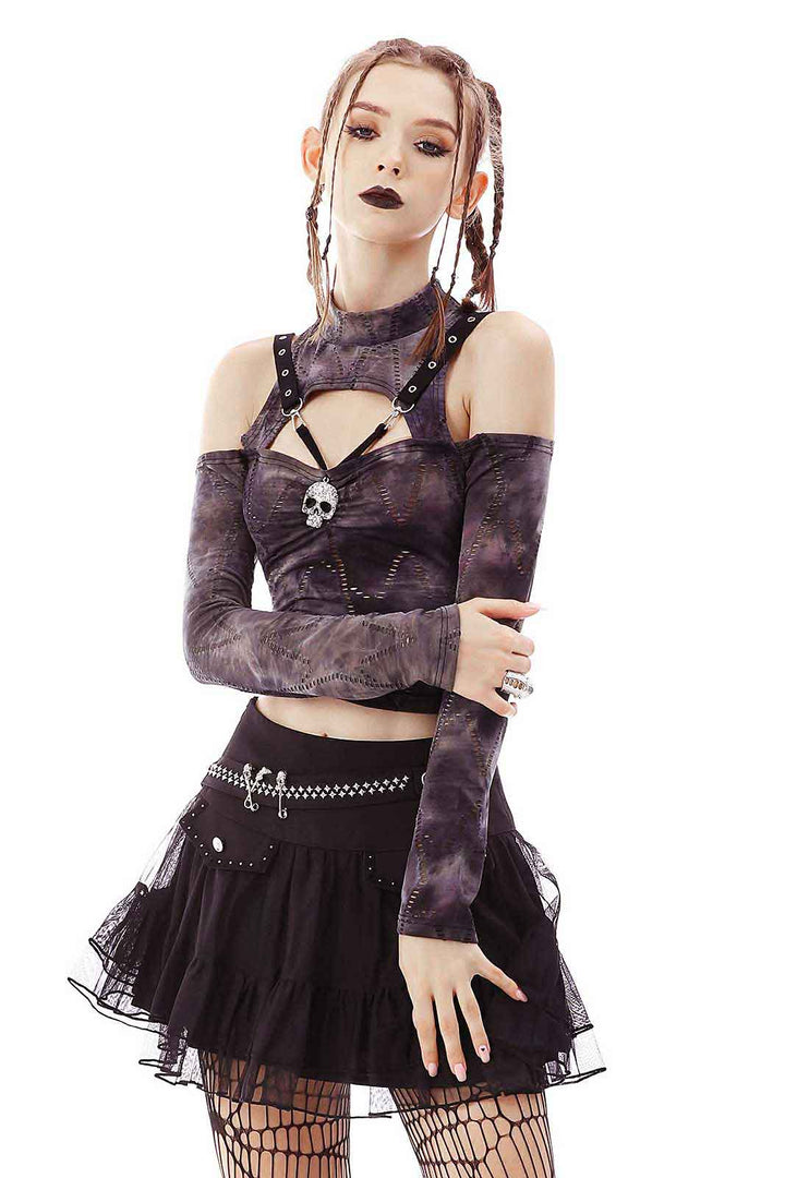Nahaufnahme des Brustbereichs des Dark In Love Tops mit Fokus auf das zentrale Metall-Totenkopf-Emblem, die schwarzen Ösen-Riemen mit Karabinerhaken und den Dekolleté-Ausschnitt.