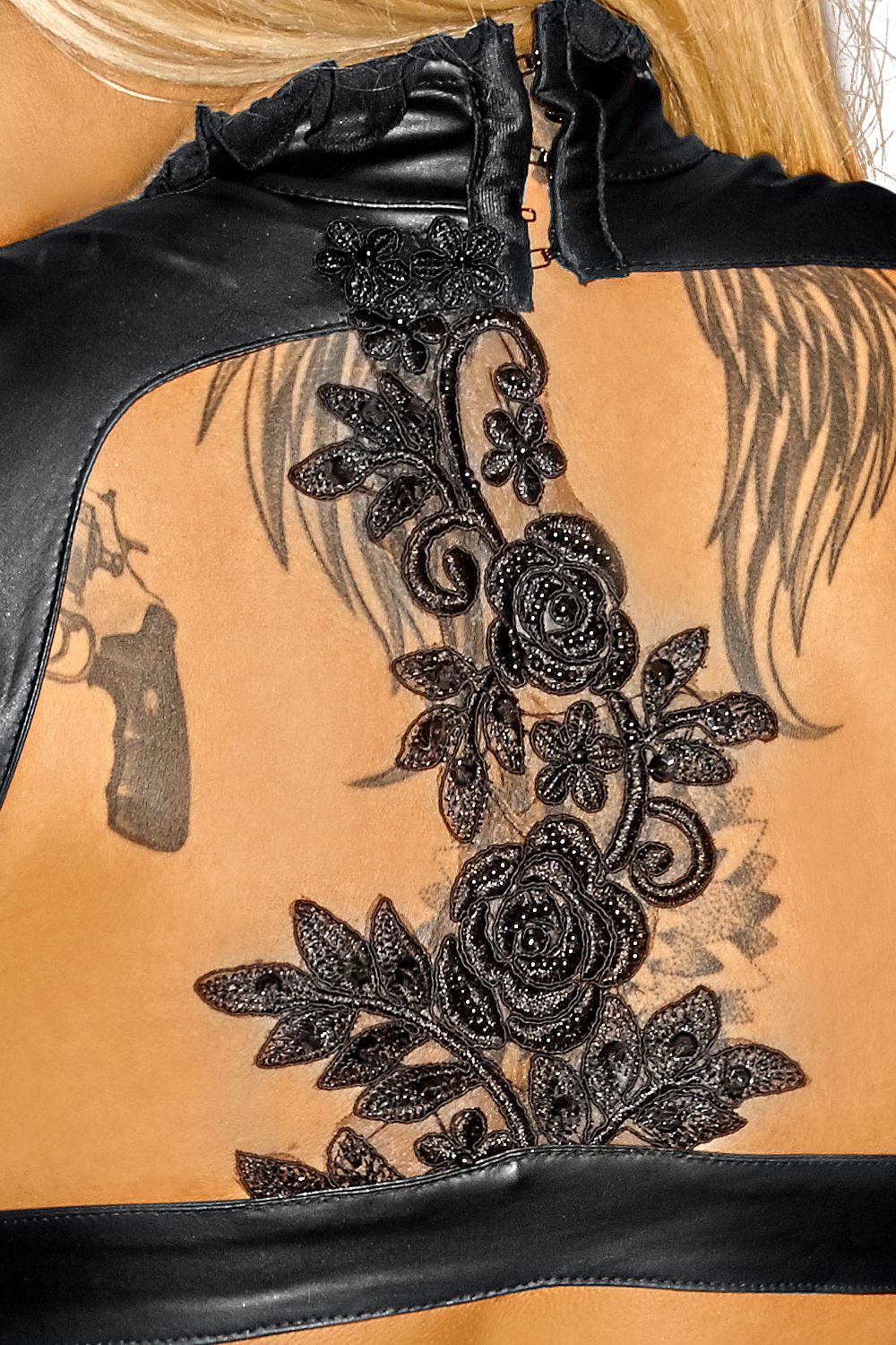 Elastischer Tüll mit Applikationen – Detailansicht des F142 Minikleids