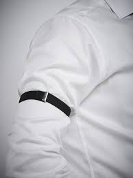 Elastische Ärmelhalter – praktisches und stilvolles  Statement Accessoire für Gothic-, Club- und Partyoutfits mit funktionalem Twist und dezent rebellischer Note.
