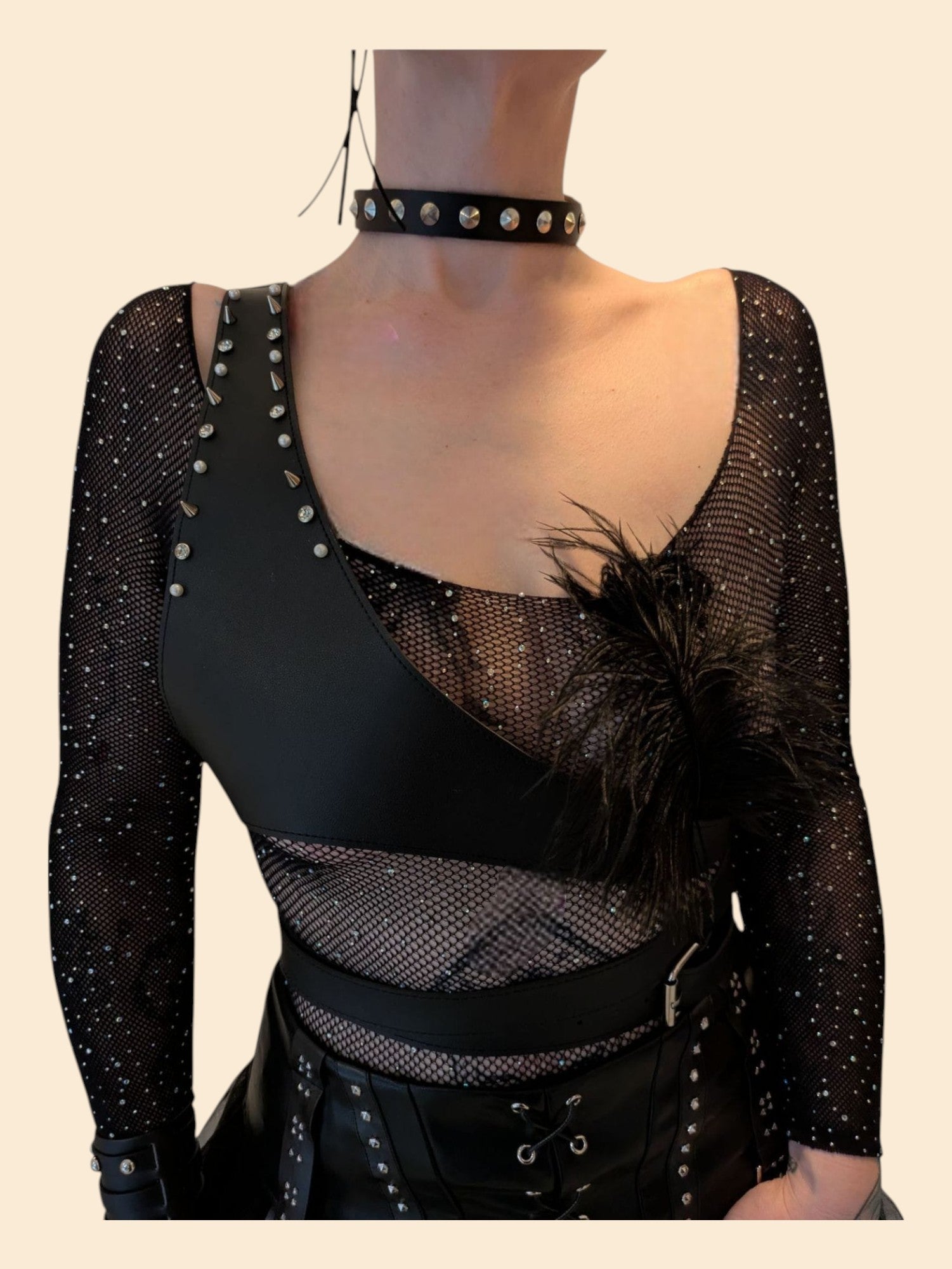 Schwarzes Kunstleder-Harness „Velvet Vice“ mit Strass, Perlenkappen & Spitznieten – Frontalansicht getragen