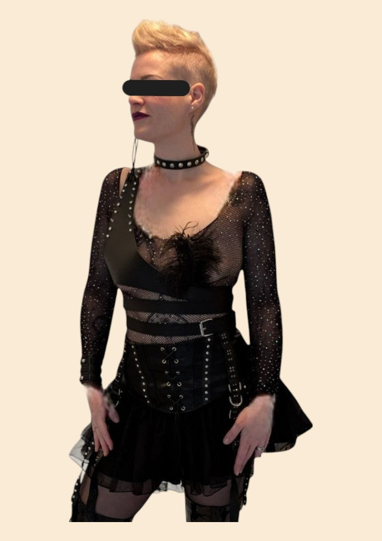 Harness „Velvet Vice“ in Schwarz – getragen über Outfit, ideal für Burlesque, Kink & Fashion