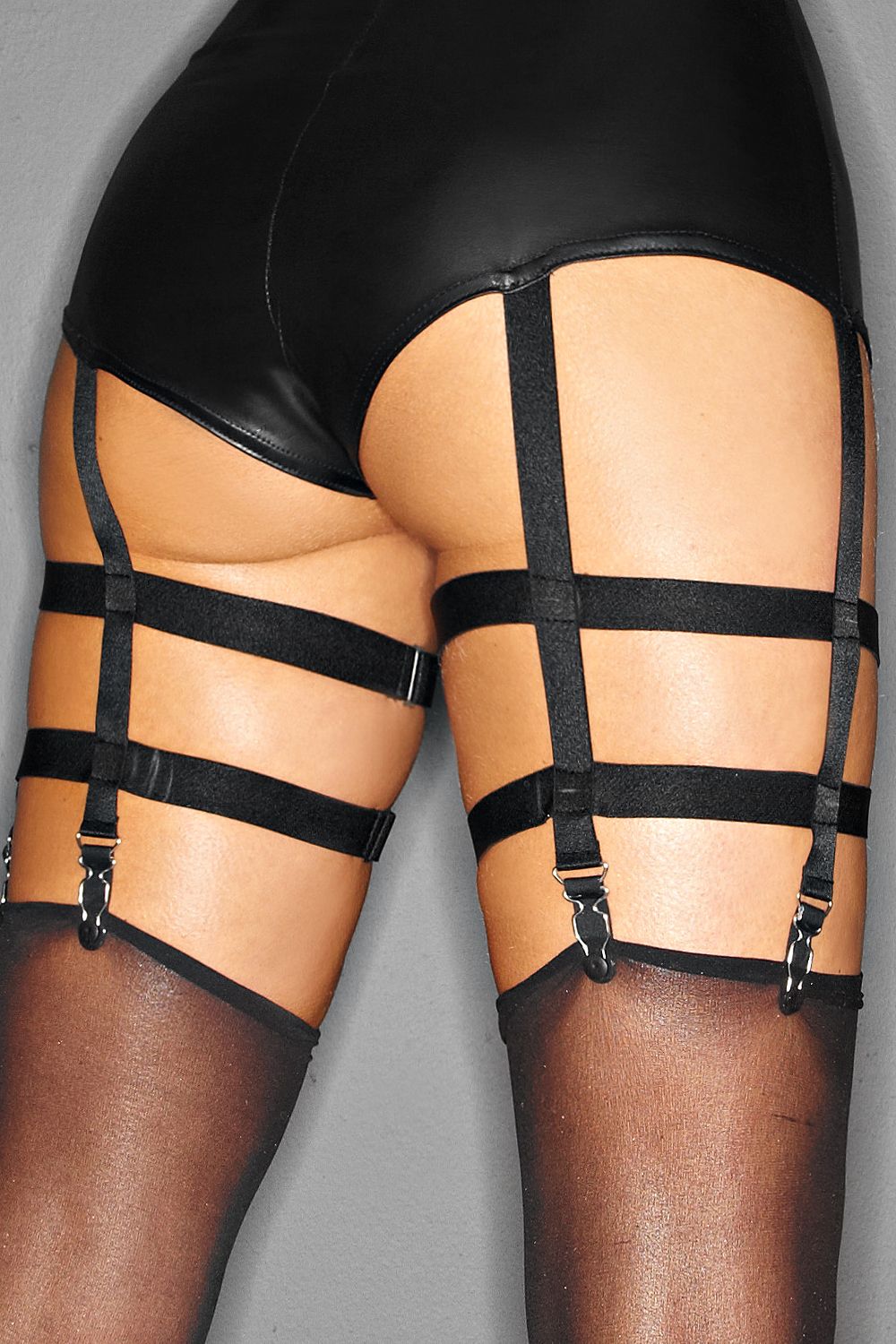 Sechs elastische Strapshalter am Noir Handmade Body F109