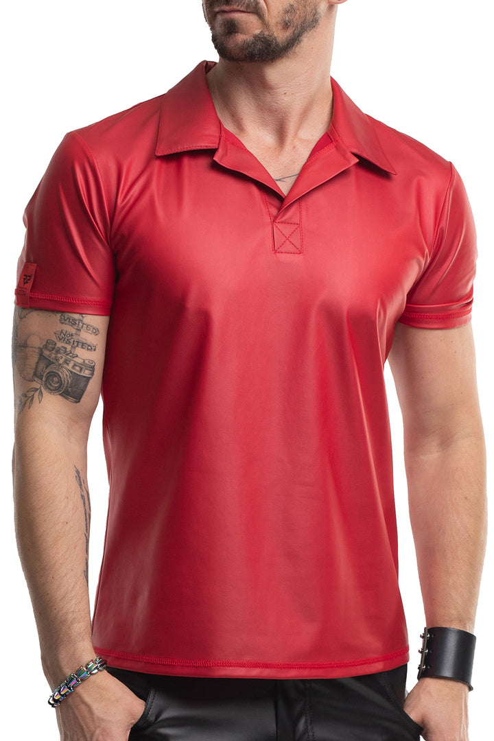Rotes Wetlook-Polo-Shirt für Herren von Regnes Fetish Planet, Slim-Fit mit Kragen