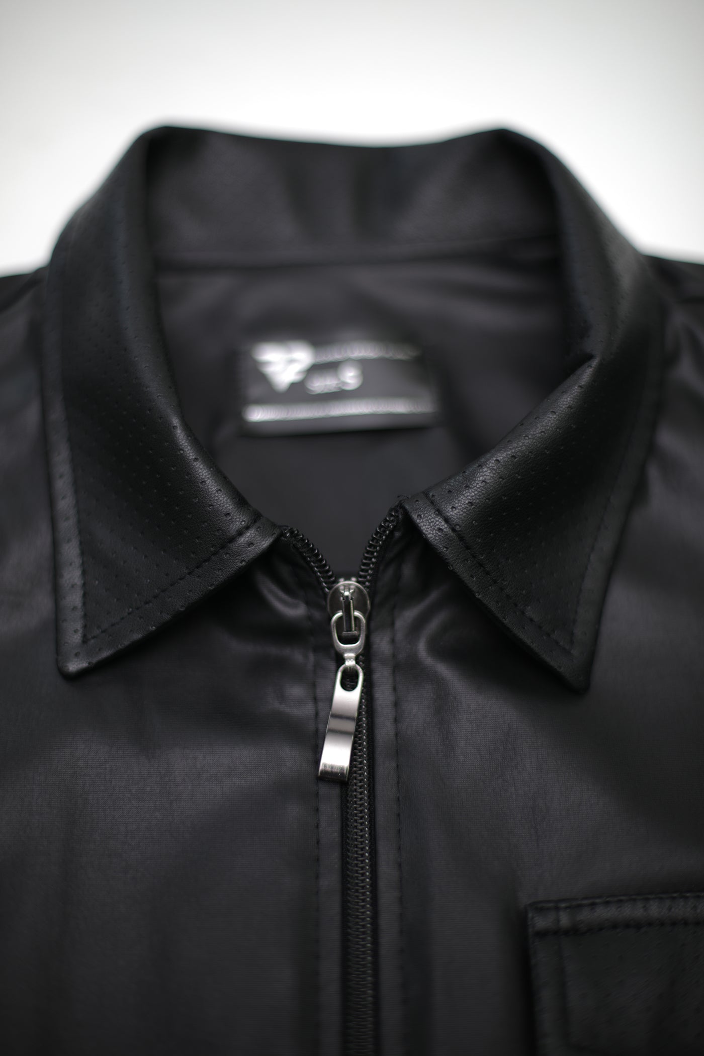 schwarzes Fetish Polo Shirt mit elegantem Kragen und Metallzipper