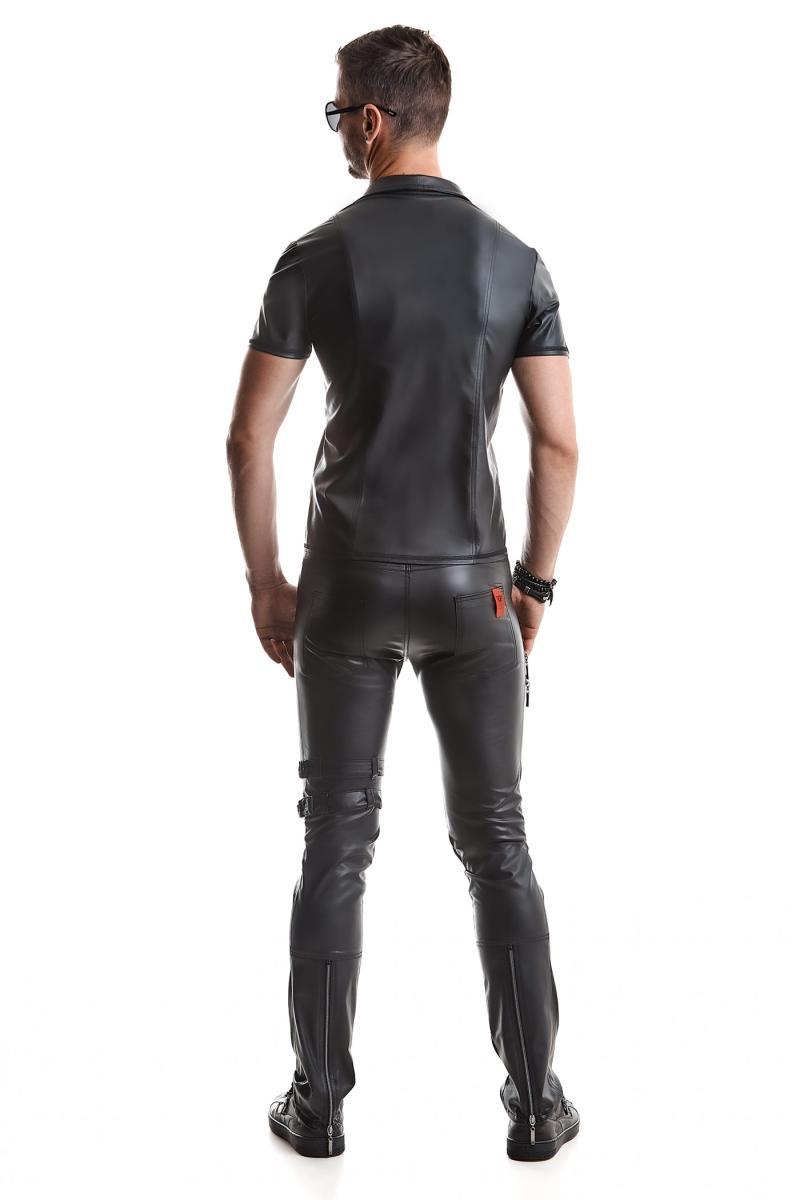 Rückseite mit vertikalen Nähten für maskuline Silhouette