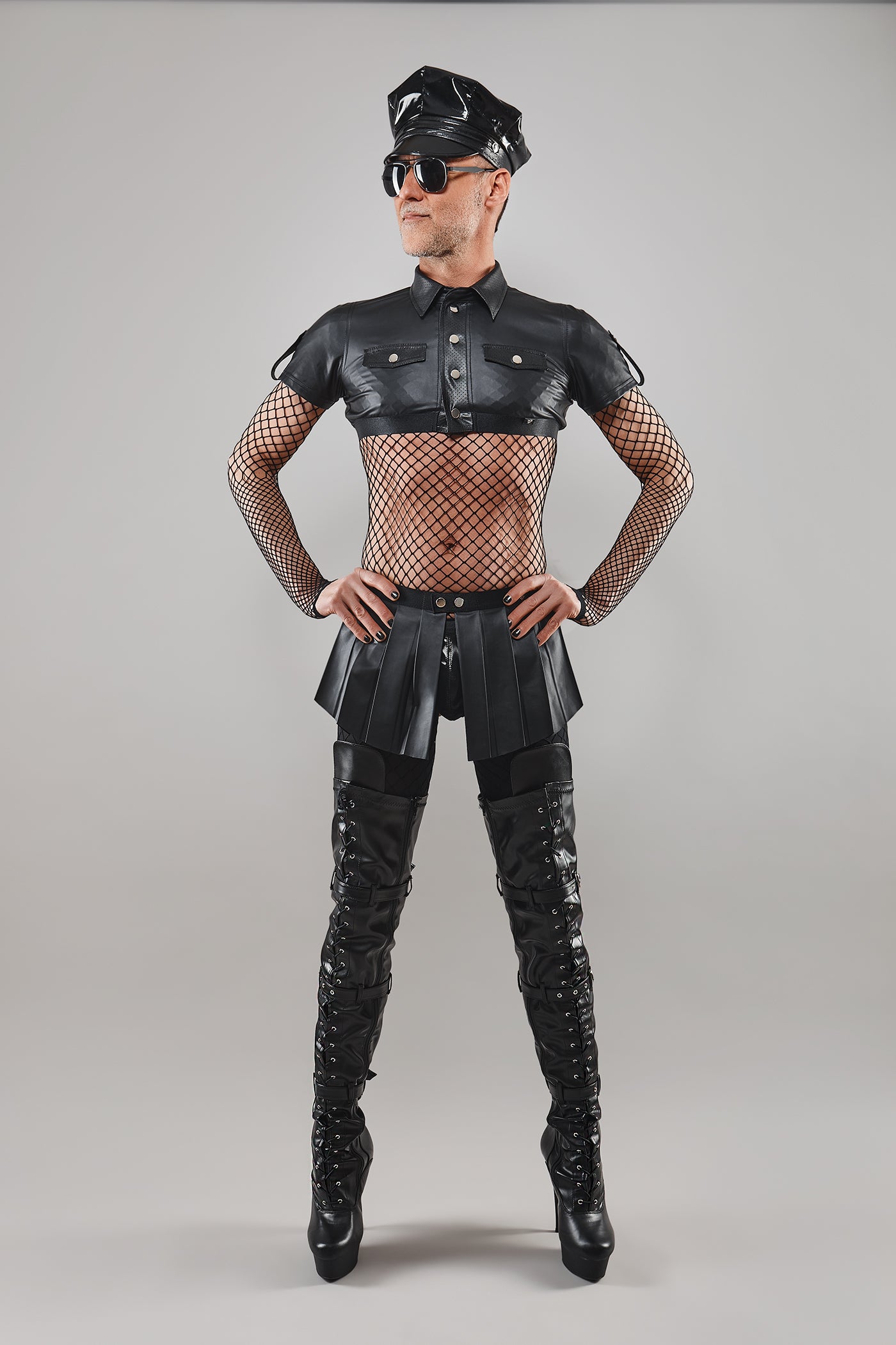 Sexy Outfit-Inspiration mit Wetlook-Minirock für Club oder Fotoshoot