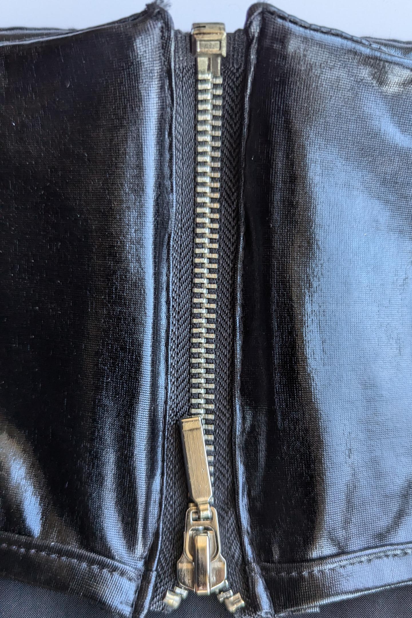 chwarzes Wetlook-Top mit Zipper & Druckknopf am Hals