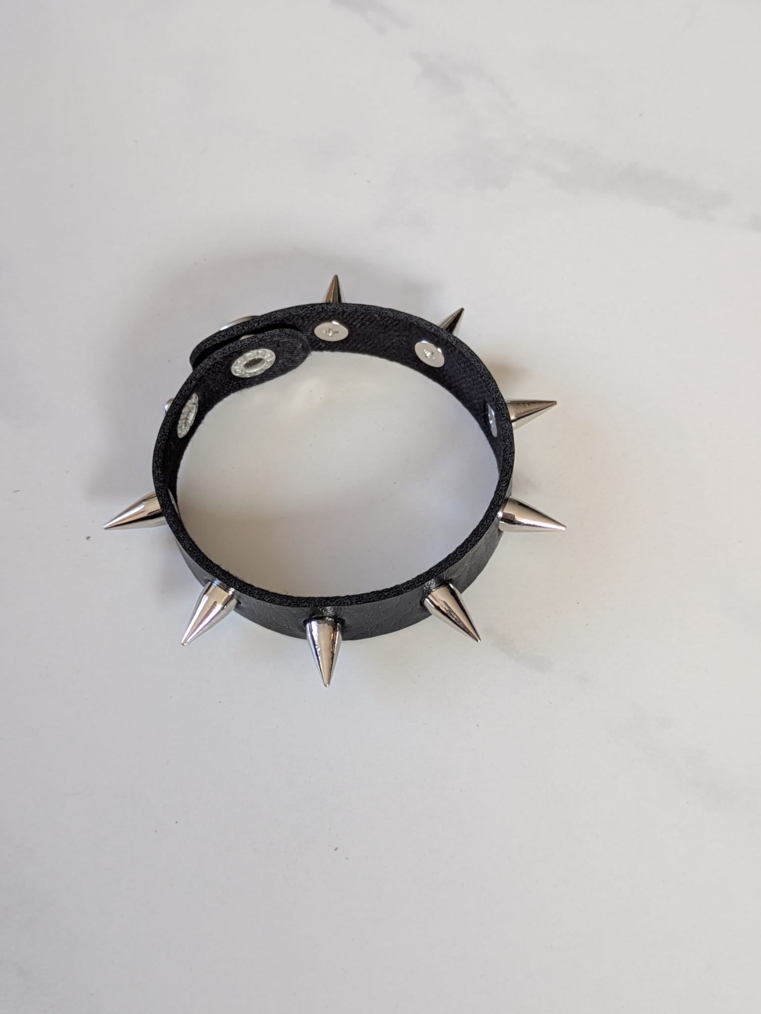8-Spikes Fetish Armband – Schwarzes Punk Lederband für Rock, Club & Kinky Looks