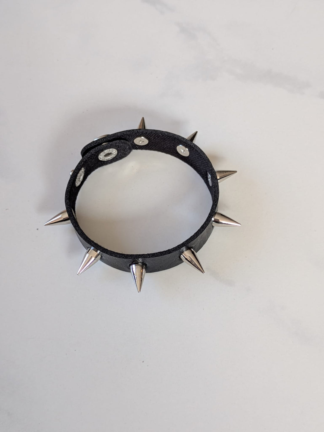 8-Spikes Fetish Armband – Schwarzes Punk Lederband für Rock, Club & Kinky Looks