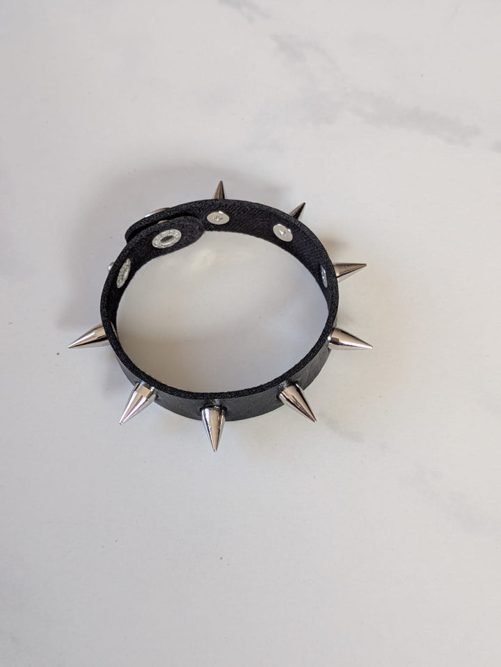 8-Spikes Fetish Armband – Schwarzes Punk Lederband für Rock, Club & Kinky Looks