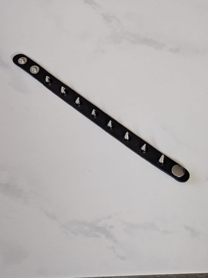 8-Spikes Fetish Armband – Schwarzes Punk Lederband für Rock, Club & Kinky Looks