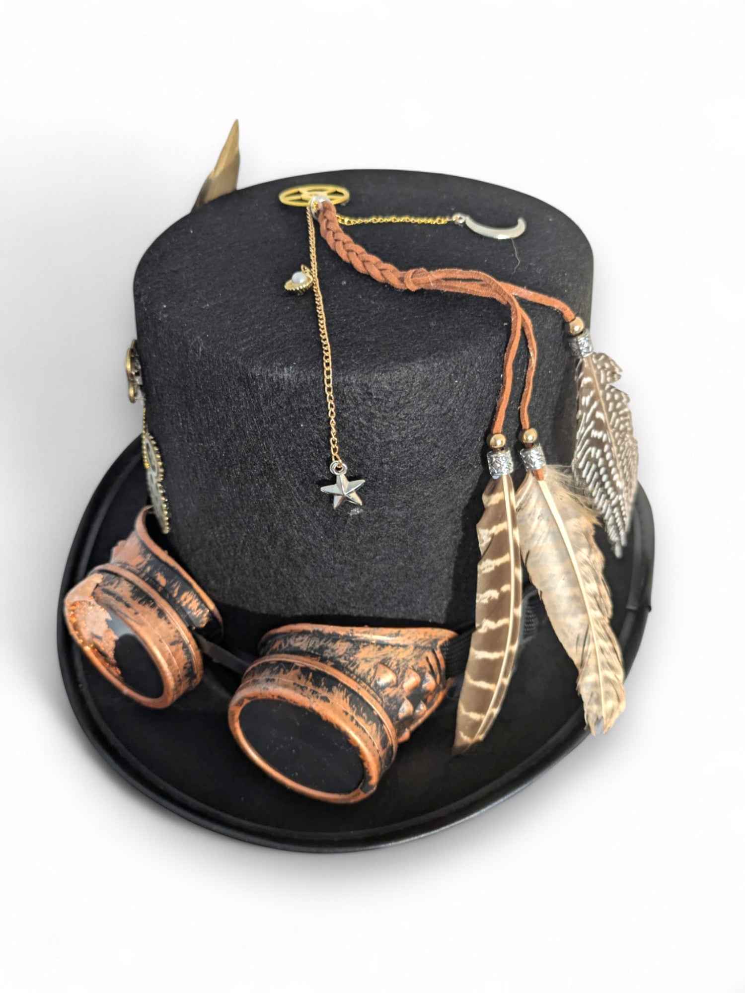 Steampunk Hut und als perfekte Ergänzung zum Fascinator mit Federn, Schlüssel und Lederdetails - mySecretKey