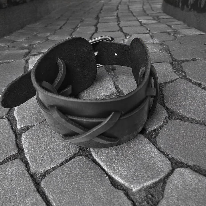 Schwarzes Lederarmband – Dark Rebel Style mit Schnürung